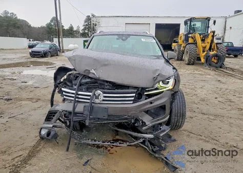 2017 Volkswagen Touareg Sport z USA, uszkodzony, nr VIN WVGEF7BP2HD006874